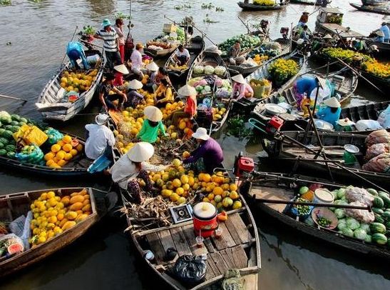 Phung-Hiep-Nga-Bay-floating-market-mekong-delta-vietnam-2